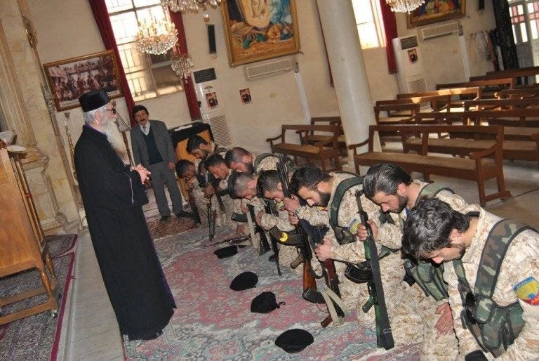 Δέος! – Στρατιώτες του Συριακού στρατού προσεύχονται σε Ορθόδοξη εκκλησία – Στο ένα χέρι ο σταυρός, στο άλλο το όπλο